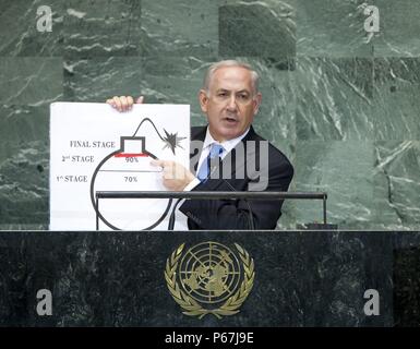Il Primo Ministro israeliano Benjamin Netanyahu che mostra lo schema di una bomba durante il suo discorso all'ONU Assemblea generale; Settembre 27 2012 Foto Stock