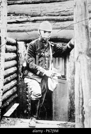 Soldato francese emerge in maschera a gas da una trincea durante la Prima guerra mondiale Foto Stock