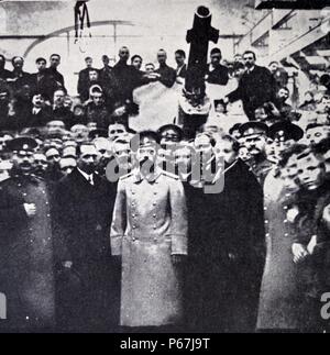 Lo Zar Nicola II di Russia visita una guerra mondiale una fabbrica per la produzione di munizioni a San Pietroburgo 1914 Foto Stock