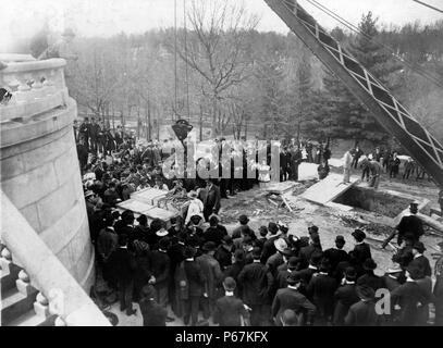 Rimozione di Lincoln la bara. Persone raccolte intorno a cassetta contenente il feretro del presidente Abraham Lincoln. Nel 1900 la ricostruzione completa di Lincoln la tomba era necessario, infelice con il lavoro, suo figlio aveva il suo corpo esumato un anno più tardi e collocato in una cripta. Foto Stock