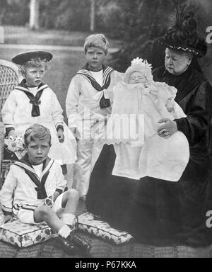 Fotografia della regina Victoria (1819-1901) e il suo grande Grand-Children. Nella foto con lei è il Principe del Galles; la principessa reale il duca di York e il duca di Gloucester. Datata 1898 Foto Stock