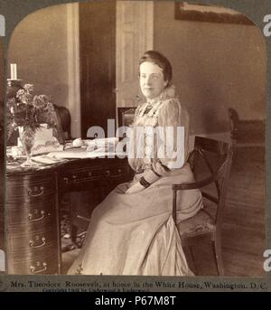 La sig.ra Theodore Roosevelt, a casa nella Casa Bianca di Washington, D.C. Edith Kermit Carow Roosevelt (1861 - 1948) fu la seconda moglie del Presidente Theodore Roosevelt e servita come First Lady degli Stati Uniti durante la sua presidenza dal 1901 al 1909. Foto Stock