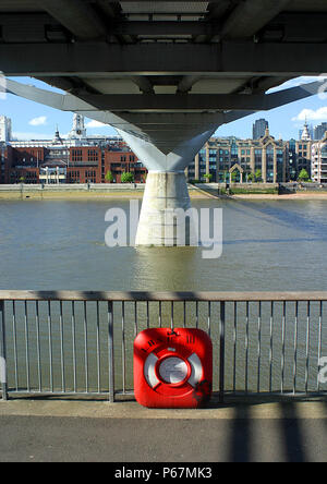 Sicurezza anello di salvataggio sotto il Millennium Bridge, Londra, Regno Unito. Ponte progettato da Norman Foster e Partner. Ingegneri: Arup Foto Stock