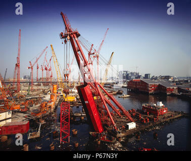 Canary Wharf e costruzione di gru galleggiante, Londra, Regno Unito. Foto Stock