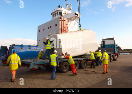 La turbina eolica è caricato sul camion articolato, Liverpool Regno Unito Foto Stock