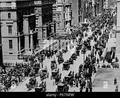 Inizio immagine della Fifth Avenue a New York City. L'immagine mostra una trafficata strada trafficata con a cavallo il traffico e un paio di vetture. Preso al mattino di Pasqua 1900. Foto Stock