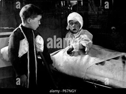 I bambini che ricevono il trattamento in ospedale. Le loro ferite causate da Zeppelin Air Raid le bombe su Londra, durante la Prima Guerra Mondiale, 1915. Foto Stock