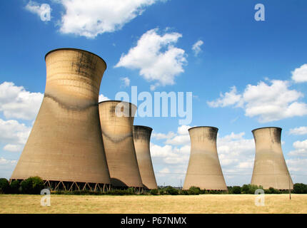 Restanti cinque torri di raffreddamento dall'ex Willington B di centrali elettriche a carbone nel Derbyshire. Foto Stock