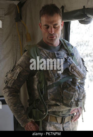 Stati Uniti Esercito Lt. Col. Edward J. Ballanco, comandante della 5° Battaglione, ventesimo Reggimento di Fanteria, 1° Brigata Team di combattimento, seconda divisione di fanteria, piani la sua unità di prossima missione durante un'azione decisiva la rotazione 16-06 presso il National Training Center a Fort Irwin, California, 12 maggio 2016. Azione decisiva rotazioni presso il National Training Center garantire unità rimangono versatile, reattivo e costantemente disponibili per le attuali e future emergenze. (U.S. Esercito foto di PFC. Daniel Parrott, gruppo Operations, National Training Center) Foto Stock