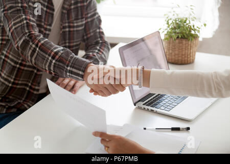 Close up imprenditrice di handshaking lavoro maschio richiedente Foto Stock
