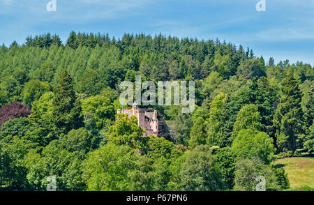 Castello di Craigievar ABERDEENSHIRE Scozia torre rosa circondato da alberi IN ESTATE Foto Stock