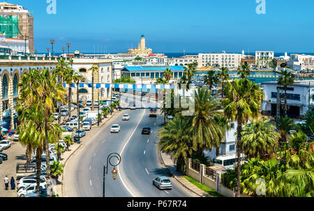 Viale Lungomare di Algeri, la capitale dell'Algeria Foto Stock