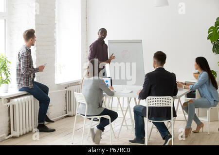 Pullman nero parlando di strategie aziendali per diversi lavori gr Foto Stock