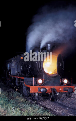 Tempo di notte a Sid Depot in Serbia con ferrovie iugoslave Classe 20 2-6-0 Mogul No.20 131. Cenere calda vengono rastrellata fuori del smokebox giovedì 25 Foto Stock