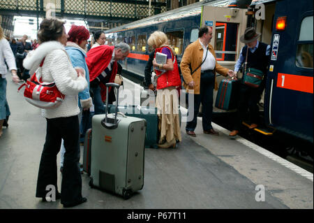 I passeggeri in partenza il treno in arrivo a Londra di Kings Cross Station. Maggio 2005 Foto Stock