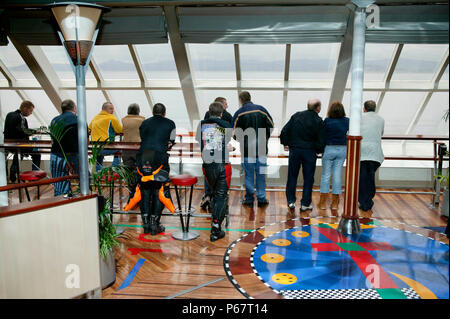 Passeggeri a bordo Stenaline 'Esplora Risorse' durante la navigazione a vela tra Holyhead e Dublino Laoghaire venerdì 14 maggio 2004. Foto Stock