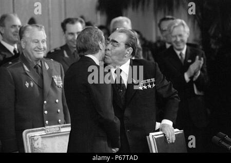 Fotografia del leader sovietico Leonid Brezhnev (1906-1982) baciando la guancia del Presidente degli Stati Uniti Jimmy Carter (1924 - ). Datata 1979 Foto Stock