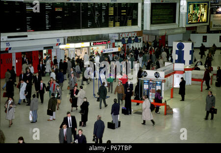 Rush Hour pendolari dell'atrio a Londra la stazione di Liverpool Street. C 1993 Foto Stock