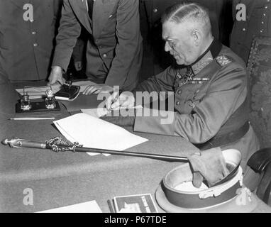 Fotografia del maresciallo di campo Wilhelm Keitel (1882-1946) firma la ratifica termini di riscatto per il militare tedesco a Berlino. Datata 1945 Foto Stock