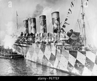 Fotografia di HMS tuberosa aka RMS Mauritania entra nel porto di New York in piena di abbagliare, trasporto truppe di ritorno dopo la fine della Grande Guerra. Datata 1918 Foto Stock