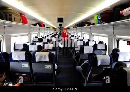 La seconda classe di trasporto di un CRH 2 classe Electric Multiple Unit sul Zhengzhou a Xi'an linea ad alta velocità. Il 27 febbraio 2010. Foto Stock