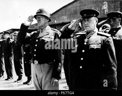 Fotografia del generale George Patton S. (1885-1945) e il maresciallo Aleksandr Vasilevsky (1895-1977) in Torgau, Germania. Datata 1945 Foto Stock