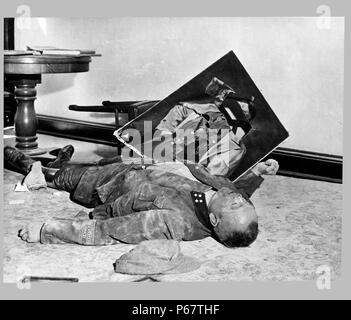 Fotografia del corpo di Walter Doenicke, battaglione leader di un tedesco di milizia nazionale, si trova accanto a un ritratto strappato di Hitler. In Leipzig. Datata 1945 Foto Stock