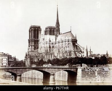 Fotografia della facciata est della Cathédrale Notre Dame de Paris, da Édouard Baldus (1813-1889). Paesaggio francese, architettonico e fotografo ferroviario. Datata 1860 Foto Stock