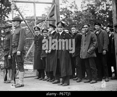 Fotografia del catturato il tedesco di ufficiali e di membri di equipaggio della U-58 sommergibile al momento della loro entrata in un accampamento di PRIGIONIERO DI GUERRA a Fort McPherson, Georgia. Datata 1918 Foto Stock