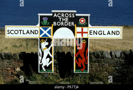 Segno che segna il confine tra Inghilterra e Scozia sulla East Coast Main Line. C1993. Foto Stock