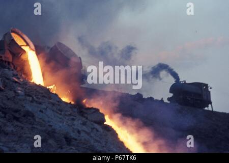 Il ribaltamento di scoria in Turchia di Karabuk opere di acciaio con un Hawthorn Leslie 0-6-0T. Agosto 1976. Foto Stock