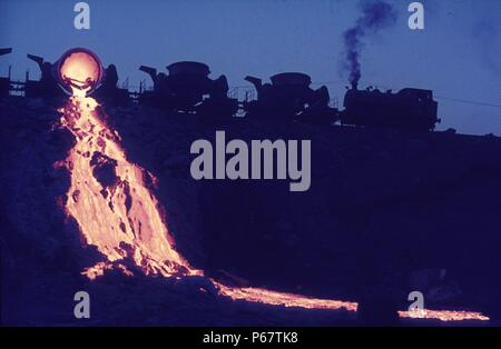 Il ribaltamento di scoria in Turchia di Karabuk opere di acciaio con un Hawthorn Leslie 0-6-0T. Agosto 1976. Foto Stock