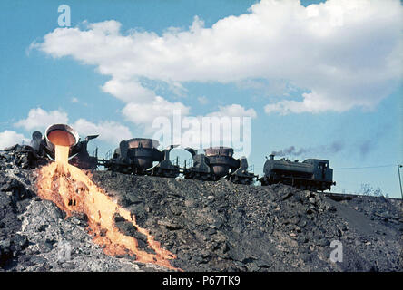 Il ribaltamento di scoria in Turchia di Karabuk opere di acciaio con un Hawthorn Leslie 0-6-0ST. Agosto 1976. Foto Stock