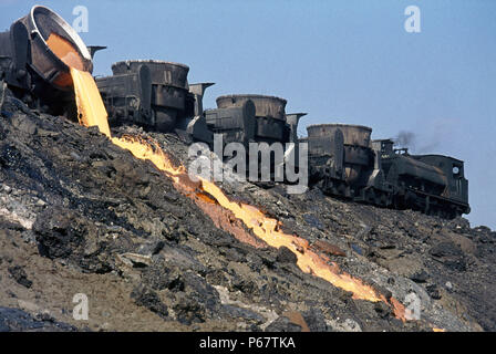 Il ribaltamento di scoria in Turchia di Karabuk opere di acciaio con un Hawthorn Leslie 0-6-0ST. Agosto 1976. Foto Stock