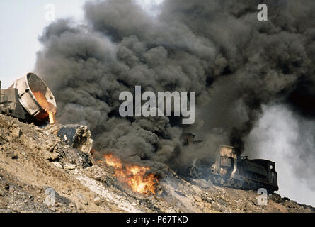 Il ribaltamento di scoria in Turchia di Karabuk opere di acciaio con un Hawthorn Leslie 0-6-0ST. Agosto 1976. Foto Stock