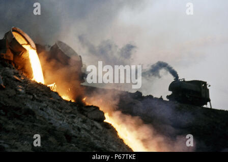 Il ribaltamento di scoria in Turchia di Karabuk opere di acciaio con un Hawthorn Leslie 0-6-0ST. Agosto 1976. Foto Stock