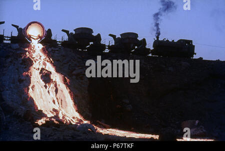 Il ribaltamento di scoria in Turchia di Karabuk opere di acciaio con un Hawthorn Leslie 0-6-0ST. Agosto 1976. Foto Stock