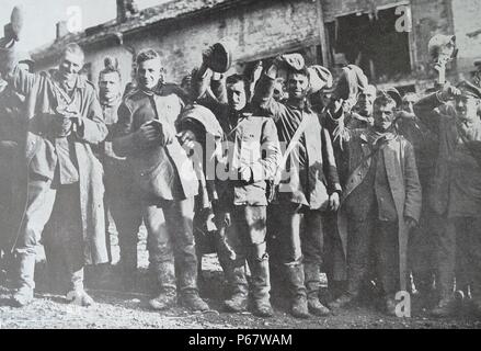 Prigionieri di guerra tedeschi in campeggio in Francia festeggia la fine della Prima Guerra Mondiale nel novembre 1918 Foto Stock