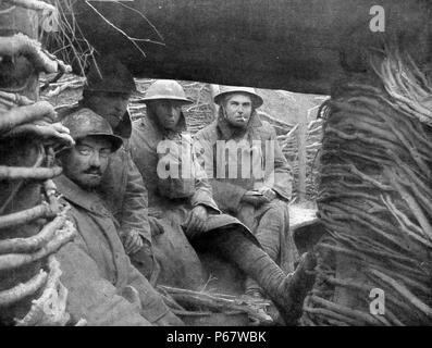 Inglesi e le truppe francesi di riposo in trincee in Francia durante una pausa nei combattimenti durante la Prima Guerra Mondiale Foto Stock