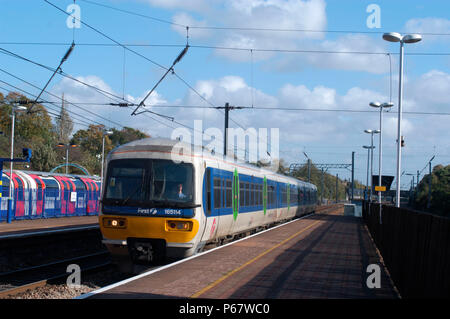 La Great Western Railway. Un grande Western Classe di collegamento 165 DMU a Ealing Broadway nella zona ovest di Londra. 2005. Foto Stock