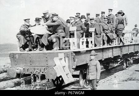 Siamo generale Pershing con il Segretario della guerra Newton Baker in Francia rivedere posizioni durante la Prima Guerra Mondiale Foto Stock