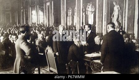 Trattato di Versailles è firmato dal Presidente Woodrow Wilson alla conferenza di pace, Giugno 1919 Foto Stock