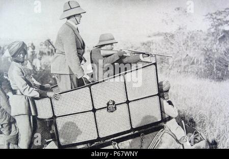 Re Giorgio V di Gran Bretagna caccia una tigre in India 1911 Foto Stock