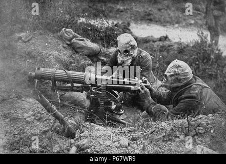 Luglio 1916, Ovillers, Battaglia delle Somme, la prima guerra mondiale. British gunners scopo una macchina Vickers gunThey indossare i caschi di protezione contro attacchi di gas Foto Stock