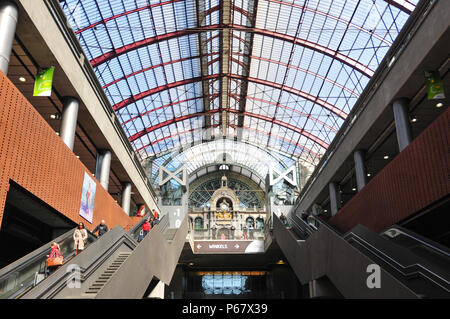 Vista interna della stazione ferroviaria centrale di Anversa ad Anversa, in Belgio Foto Stock