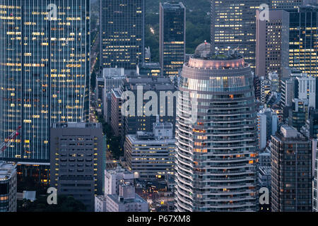 Antenna fino in prossimità degli edifici moderni e grattacieli in densamente edificata area urbana Foto Stock