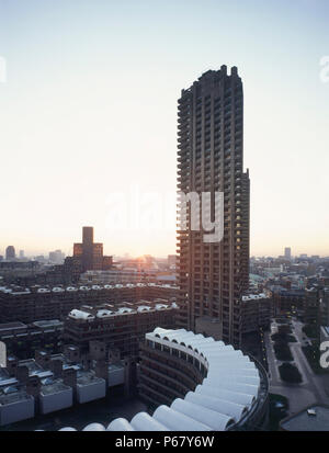 Barbican station wagon, Londra. Vista della Torre di Shakespeare da Cromwell Tower, che mostra il tetto del Barbican. Gli architetti (Peter Chamberlin, Foto Stock