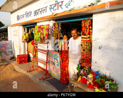 Indian giovane, i proprietari di un piccolo negozio a Pawalgarh, Uttarakhand, India Foto Stock