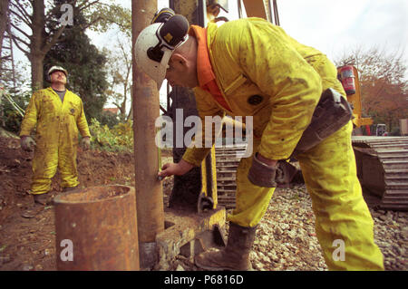 Ingegneria di fondazione. Stabilizzazione del suolo e conficcando pali in corso. Foto Stock