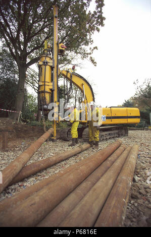 Ingegneria di fondazione. Stabilizzazione del suolo e conficcando pali in corso. Foto Stock